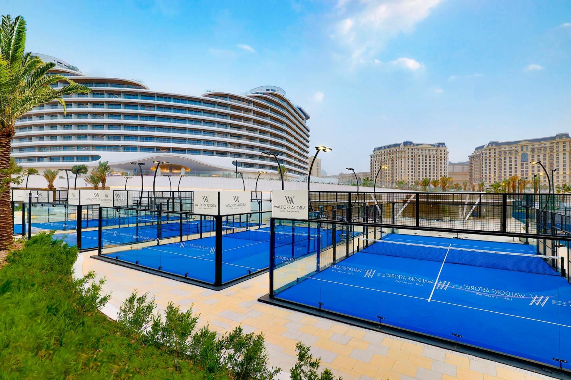 Waldorf Astoria Doha Lusail Extérieur photo The paddle tennis courts at the complex