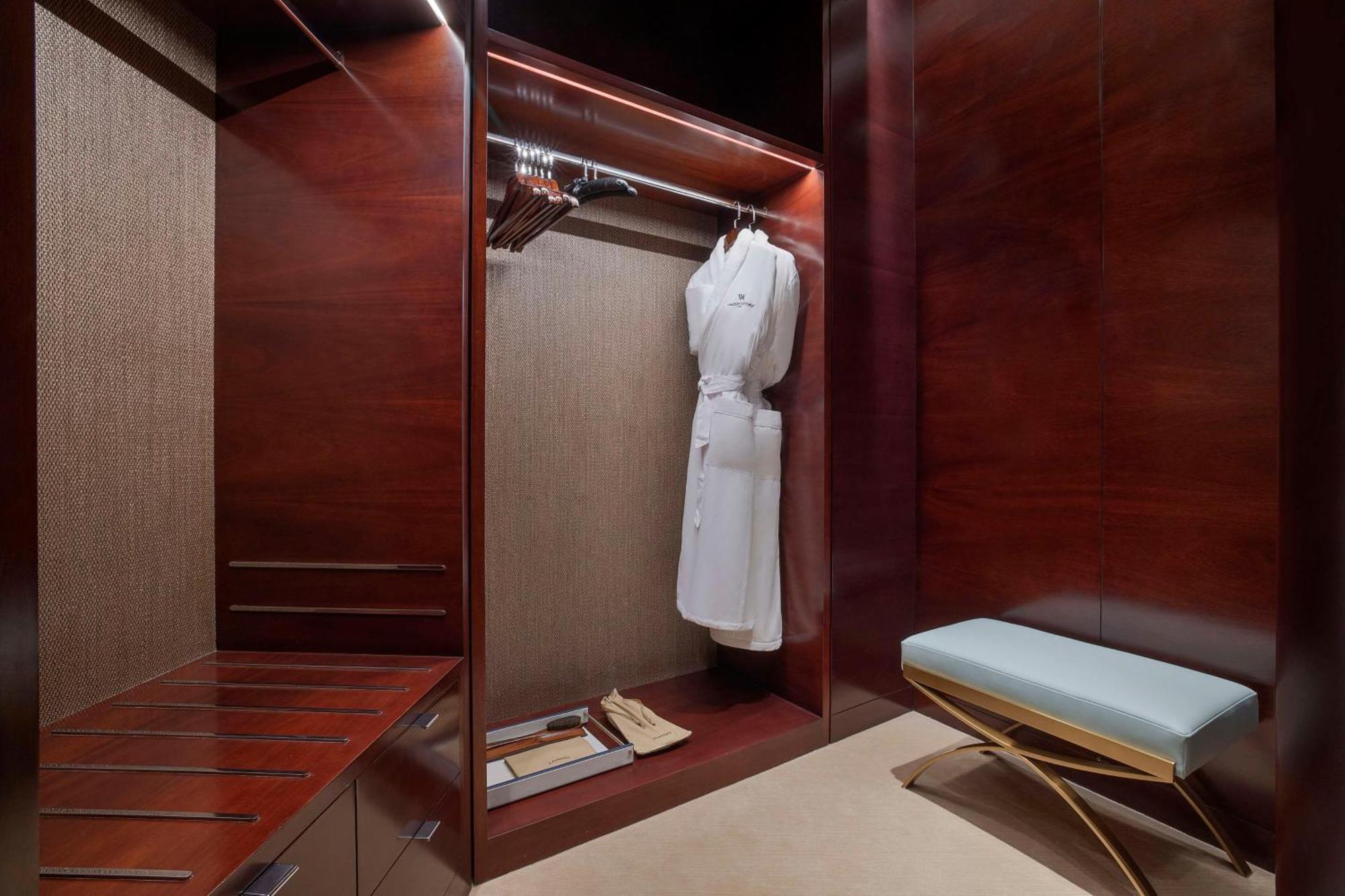 Waldorf Astoria Doha Lusail Extérieur photo A bathrobe in a hotel room